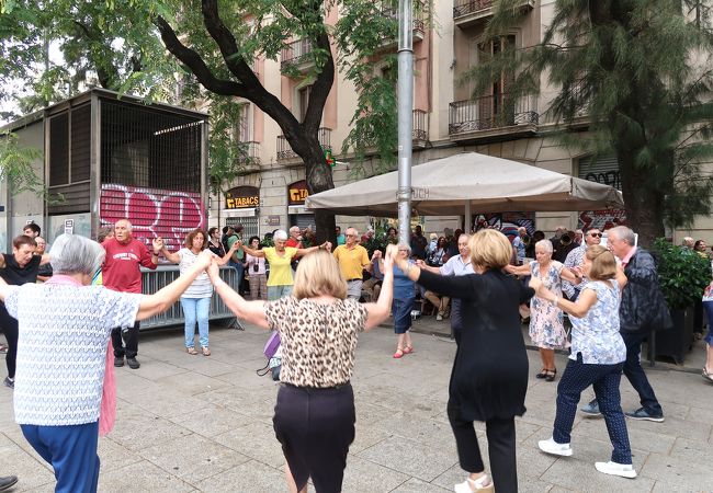 サルダーナの踊りが見られます。