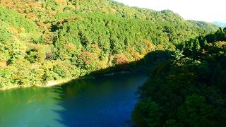 紅葉の名所として知られています