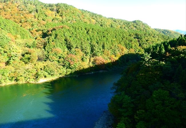 紅葉の名所として知られています