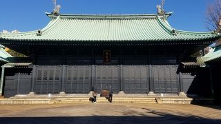 屋根には水を噴き上げる魚神が