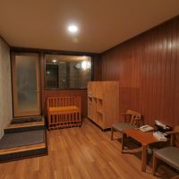 貸切風呂（1階）の脱衣所。ベビーベッドやおむつ入れも。