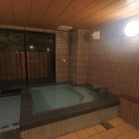 1階の貸切風呂。親子で入っても十分なゆとりがあります。