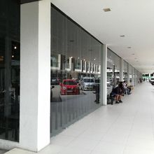 店は、左側のビルの1階並びにあります。