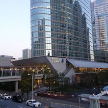 いったい何人が働いているやらとても大きなビル