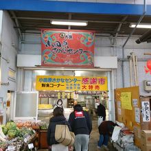 活あわび等の高級食材もある