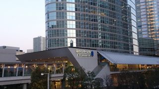 品川港南口の巨大複合商業ビル