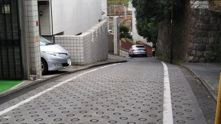 ひっそりした薄暗い坂