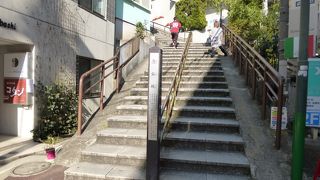 逆くの字型の階段です