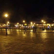 夜もアルマス広場には人が多かったです