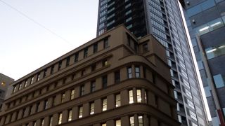 背後には高層ビル