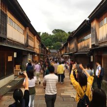 通りの賑わい。