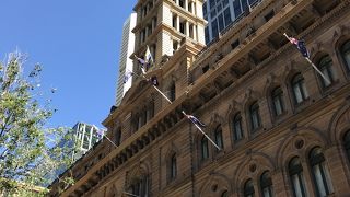 「ジェネラル　ポスト　オフィス」シドニーの前にツリーがありました