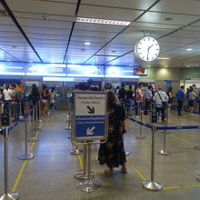 券売機、窓口前のレーン