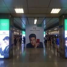 プラットホームは島式