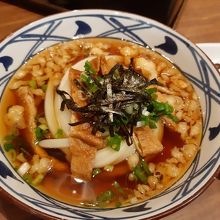 きつねうどんは、うどん自体はよかったけれど出汁の味付けが甘め