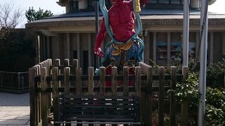 シーキャンドルの奥にあります