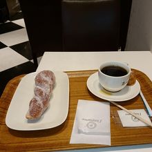 コーヒーにドーナツで一服