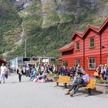 観光客で賑わう駅