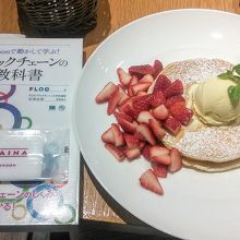 いちごとメープルのパンケーキ