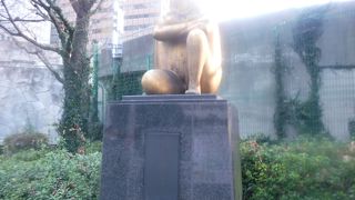 黄金に輝く彫刻