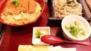 立ち食い蕎麦屋の座席あるお店