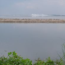 西側の堤防から見たシドアルジョの泥火山。