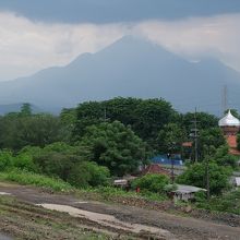 西側の堤防からはアルジュナ山（？）の姿も見えました。