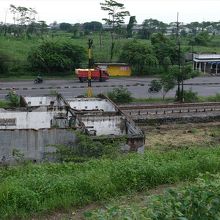 西側の堤防から見下ろした1号線と鉄道線路。