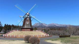 道路沿いから大きな風車が見えます