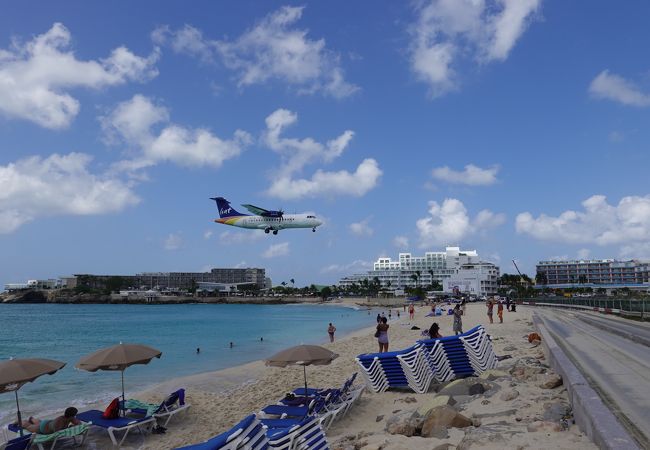 まさに頭上を飛行機が