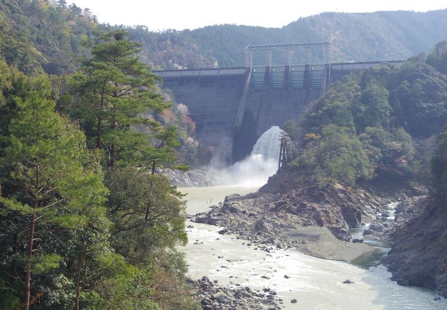 風屋ダム湖から放流