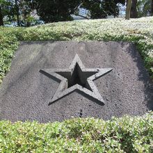 聖路加ガーデン側の石標(星)
