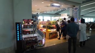 出発ロビー内では最も便利な場所にある （ANAフェスタ 那覇ゲート店）