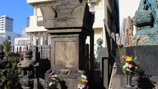 霊光院の墓所にあり