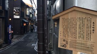 夜のネオンが良い小道