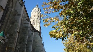 街の外からでもわかる尖塔が目印