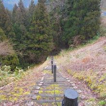 この階段の下に尿前の関があります。