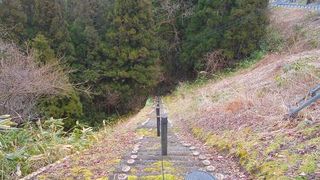 尿前の関から急階段を上って国道47号線へ