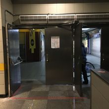 オッチャンが自転車で開けて廻るのだ