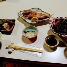 美味しいお料理が並ぶ朝食