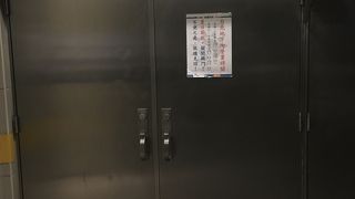 【空港MRT台北駅】と地下街入口は、、