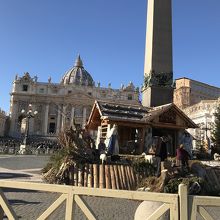 オベリスクとクリスマスデコレーション