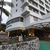 ホテル前の坂道はきつい