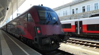 レイルジェットという格好いい名前と普通の客車特急があります。