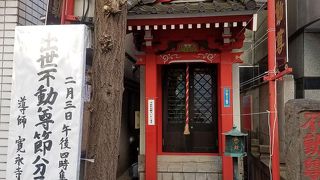 ビルに挟まれた小さなお社