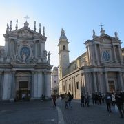 市街地のローマ通りにあります