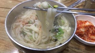 格安のカルグッス（韓国式うどん）店。プサン市西面に支店も含めて３店舗あり。