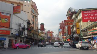 赤と黄色の看板多し