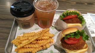 ジューシーなハンバーガー美味しい