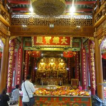 黄金に輝く仏像